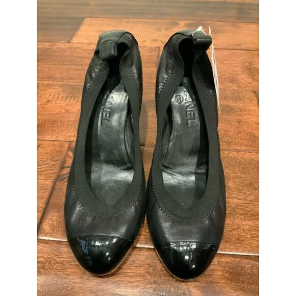CHANEL Black Leather Block Heels Patent Leather Toe Caps CC, Size 8.5 / 38.5 - Picture 2 of 9